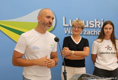 Na zdjęciu od lewej: Krzysztof Fechner, trzeci Polak w historii, który pokonał wyścig kolarski Race Across America; Elżbieta Anna Polak, Marszałek Województwa Lubuskiego oraz Weronika Janik, organizatorka ultramaratonu kolarskiego Lubuska Szosa.