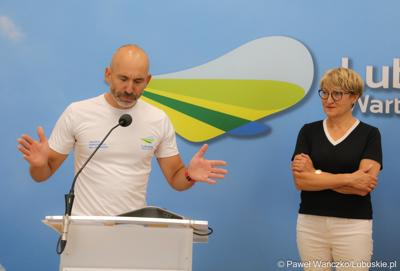 Na zdjęciu od lewej: Krzysztof Fechner, trzeci Polak w historii, który pokonał wyścig kolarski Race Across America oraz Elżbieta Anna Polak, Marszałek Województwa Lubuskiego.