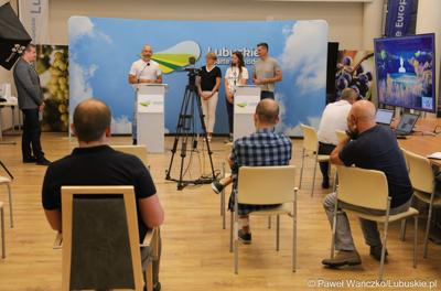 Uczestnicy konferencji prasowej w sali prasowej UMWL