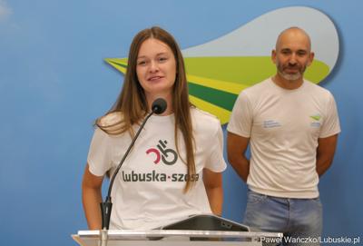 Na zdjęciu od lewej: Weronika Janik, organizatorka ultramaratonu kolarskiego Lubuska Szosa oraz Krzysztof Fechner, trzeci Polak w historii, który pokonał wyścig kolarski Race Across America.