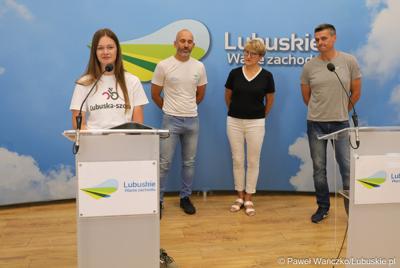 Na zdjęciu od lewej: Weronika Janik, organizatorka ultramaratonu kolarskiego Lubuska Szosa; Krzysztof Fechner, trzeci Polak w historii, który pokonał wyścig kolarski Race Across America; Elżbieta Anna Polak, Marszałek Województwa Lubuskiego oraz Sebastian Ciemnoczołowski, Radny Województwa Lubuskiego.