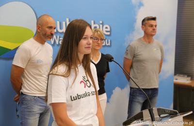 Na zdjęciu Weronika Janik, organizatorka ultramaratonu kolarskiego Lubuska Szosa (przy mikrofonie). Z nią (od lewej): Krzysztof Fechner, trzeci Polak w historii, który pokonał wyścig kolarski Race Across America; Elżbieta Anna Polak, Marszałek Województwa Lubuskiego oraz Sebastian Ciemnoczołowski, Radny Województwa Lubuskiego.