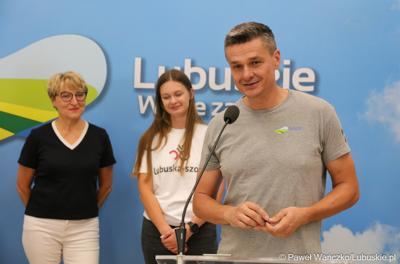 Na zdjęciu Sebastian Ciemnoczołowski, Radny Województwa Lubuskiego (przy mikrofonie). Z tyłu (od lewej): Elżbieta Anna Polak, Marszałek Województwa Lubuskiego oraz Weronika Janik, organizatorka ultramaratonu kolarskiego Lubuska Szosa.