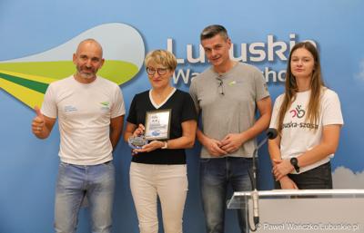 Na zdjęciu od lewej: Krzysztof Fechner, trzeci Polak w historii, który pokonał wyścig kolarski Race Across America; Elżbieta Anna Polak, Marszałek Województwa Lubuskiego; Weronika Janik, organizatorka ultramaratonu kolarskiego Lubuska Szosa oraz Sebastian Ciemnoczołowski, Radny Województwa Lubuskiego.