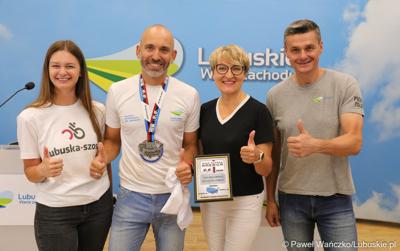 Na zdjęciu od lewej: Weronika Janik, organizatorka ultramaratonu kolarskiego Lubuska Szosa, Krzysztof Fechner, trzeci Polak w historii, który pokonał wyścig kolarski Race Across America; Elżbieta Anna Polak, Marszałek Województwa Lubuskiego oraz Sebastian Ciemnoczołowski, Radny Województwa Lubuskiego.