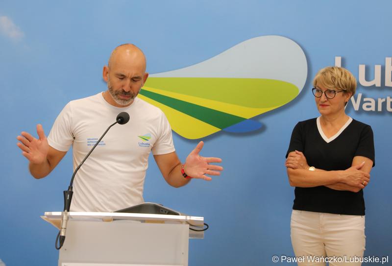 Na zdjęciu od lewej: Krzysztof Fechner, trzeci Polak w historii, który pokonał wyścig kolarski Race Across America oraz Elżbieta Anna Polak, Marszałek Województwa Lubuskiego.