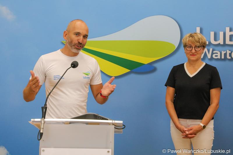 Na zdjęciu od lewej: Krzysztof Fechner, trzeci Polak w historii, który pokonał wyścig kolarski Race Across America oraz Elżbieta Anna Polak, Marszałek Województwa Lubuskiego.
