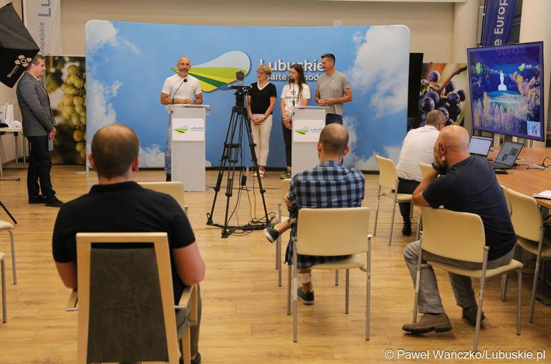 Uczestnicy konferencji prasowej w sali prasowej UMWL