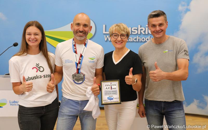 Na zdjęciu od lewej: Weronika Janik, organizatorka ultramaratonu kolarskiego Lubuska Szosa, Krzysztof Fechner, trzeci Polak w historii, który pokonał wyścig kolarski Race Across America; Elżbieta Anna Polak, Marszałek Województwa Lubuskiego oraz Sebastian Ciemnoczołowski, Radny Województwa Lubuskiego.