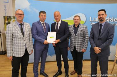 Członek Zarządu Województwa Lubuskiego Marcin Jabłoński (trzeci z prawej) wręcza umowy przedstawicielom gmin i lubuskich powiatów 