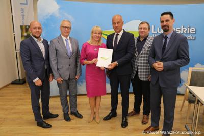 Członek Zarządu Województwa Lubuskiego Marcin Jabłoński (trzeci z prawej) wręcza umowy przedstawicielom gmin i lubuskich powiatów 