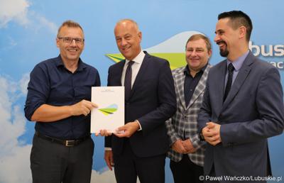 Członek Zarządu Województwa Lubuskiego Marcin Jabłoński (trzeci z prawej) wręcza umowy przedstawicielom gmin i lubuskich powiatów 