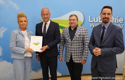 Członek Zarządu Województwa Lubuskiego Marcin Jabłoński (trzeci z prawej) wręcza umowy przedstawicielom gmin i lubuskich powiatów 