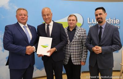 Członek Zarządu Województwa Lubuskiego Marcin Jabłoński (trzeci z prawej) wręcza umowy przedstawicielom gmin i lubuskich powiatów 