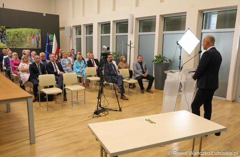 Członek Zarządu Województwa Lubuskiego Marcin Jabłoński z przedstawicielami gmin i lubuskich powiatów