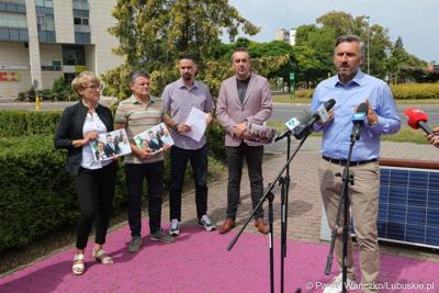 Uczestnicy konferencji prasowej dotyczącej groźnego pożaru hali z toksycznymi odpadami w Zielonej Górze Przylepie. Przy mikrofonie poseł na Sejm RP Waldemar Sługocki. Z tyłu stoją (od lewej): Marszałek Województwa Lubuskiego Elżbieta Anna Polak oraz zielonogórscy radni Janusz Rewers, Sławomir Kotylak i Marcin Pabierowski.