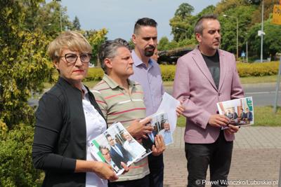 Uczestnicy konferencji prasowej dotyczącej groźnego pożaru hali z toksycznymi odpadami w Zielonej Górze Przylepie. Od lewej: Marszałek Województwa Lubuskiego Elżbieta Anna Polak oraz zielonogórscy radni Janusz Rewers, Sławomir Kotylak oraz Marcin Pabierowski 