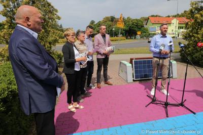 Uczestnicy konferencji prasowej dotyczącej groźnego pożaru hali z toksycznymi odpadami w Zielonej Górze Przylepie. Przy mikrofonie poseł na Sejm RP Waldemar Sługocki. Obok stoją (od lewej): Przewodniczący Sejmiku Województwa Lubuskiego Wacław Maciuszonek, Marszałek Województwa Lubuskiego Elżbieta Anna Polak oraz zielonogórscy radni Janusz Rewers, Marcin Pabierowski i Sławomir Kotylak.