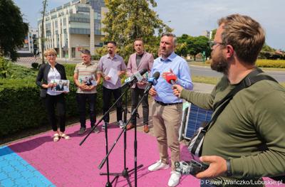 Uczestnicy konferencji prasowej dotyczącej groźnego pożaru hali z toksycznymi odpadami w Zielonej Górze Przylepie. Przy mikrofonie poseł na Sejm RP Waldemar Sługocki. Z tyłu stoją (od lewej): Marszałek Województwa Lubuskiego Elżbieta Anna Polak oraz zielonogórscy radni Janusz Rewers, Sławomir Kotylak i Marcin Pabierowski.