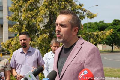 Uczestnicy konferencji prasowej dotyczącej groźnego pożaru hali z toksycznymi odpadami w Zielonej Górze Przylepie. Przy mikrofonie zielonogórski radny Marcin Pabierowski