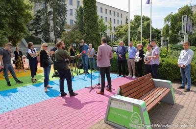 Uczestnicy konferencji prasowej dotyczącej groźnego pożaru hali z toksycznymi odpadami w Zielonej Górze Przylepie
