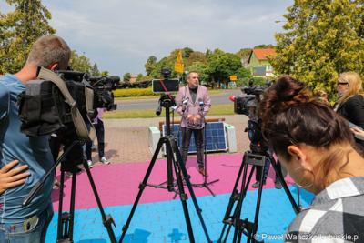 Uczestnicy konferencji prasowej dotyczącej groźnego pożaru hali z toksycznymi odpadami w Zielonej Górze Przylepie. Przy mikrofonie zielonogórski radny Marcin Pabierowski