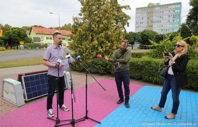 Uczestnicy konferencji prasowej dotyczącej groźnego pożaru hali z toksycznymi odpadami w Zielonej Górze Przylepie. Przy mikrofonie zielonogórski radny Sławomir Kotylak 