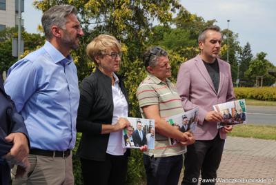 Uczestnicy konferencji prasowej dotyczącej groźnego pożaru hali z toksycznymi odpadami w Zielonej Górze Przylepie. Od lewej: Poseł na Sejm RP Waldemar Sługocki, Marszałek Województwa Lubuskiego Elżbieta Anna Polak oraz zielonogórscy radni Janusz Rewers i Marcin Pabierowski