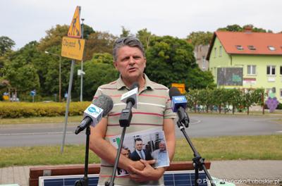 Przy mikrofonie zielonogórski radny Janusz Rewers
