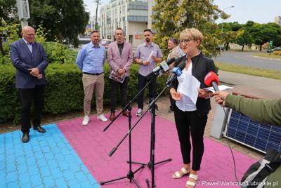 Uczestnicy konferencji prasowej dotyczącej groźnego pożaru hali z toksycznymi odpadami w Zielonej Górze Przylepie. Przy mikrofonie Marszałek Województwa Lubuskiego Elżbieta Anna Polak. Z tyłu stoją (od lewej): Przewodniczący Sejmiku Województwa Lubuskiego Wacław Maciuszonek, poseł na Sejm RP Waldemar Sługocki oraz zielonogórscy radni Marcin Pabierowski, Sławomir Kotylak i Janusz Rewers.