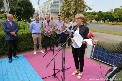 Uczestnicy konferencji prasowej dotyczącej groźnego pożaru hali z toksycznymi odpadami w Zielonej Górze Przylepie. Przy mikrofonie Marszałek Województwa Lubuskiego Elżbieta Anna Polak. Z tyłu stoją (od lewej): Przewodniczący Sejmiku Województwa Lubuskiego Wacław Maciuszonek, poseł na Sejm RP Waldemar Sługocki oraz zielonogórscy radni Marcin Pabierowski, Sławomir Kotylak i Janusz Rewers.