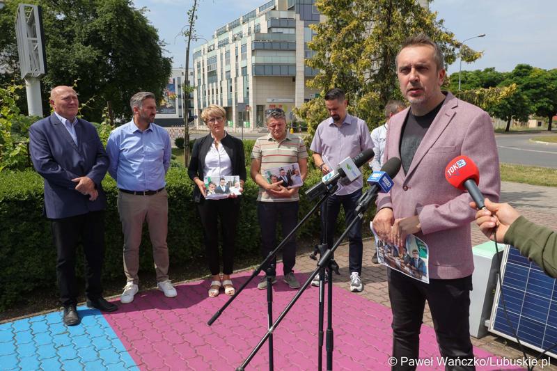Uczestnicy konferencji prasowej dotyczącej groźnego pożaru hali z toksycznymi odpadami w Zielonej Górze Przylepie. Przy mikrofonie zielonogórski radny Marcin Pabierowski