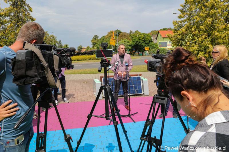 Uczestnicy konferencji prasowej dotyczącej groźnego pożaru hali z toksycznymi odpadami w Zielonej Górze Przylepie. Przy mikrofonie zielonogórski radny Marcin Pabierowski