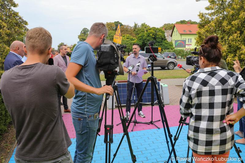 Uczestnicy konferencji prasowej dotyczącej groźnego pożaru hali z toksycznymi odpadami w Zielonej Górze Przylepie. Przy mikrofonie zielonogórski radny Sławomir Kotylak