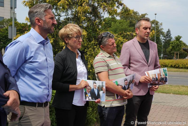 Uczestnicy konferencji prasowej dotyczącej groźnego pożaru hali z toksycznymi odpadami w Zielonej Górze Przylepie. Od lewej: Poseł na Sejm RP Waldemar Sługocki, Marszałek Województwa Lubuskiego Elżbieta Anna Polak oraz zielonogórscy radni Janusz Rewers i Marcin Pabierowski