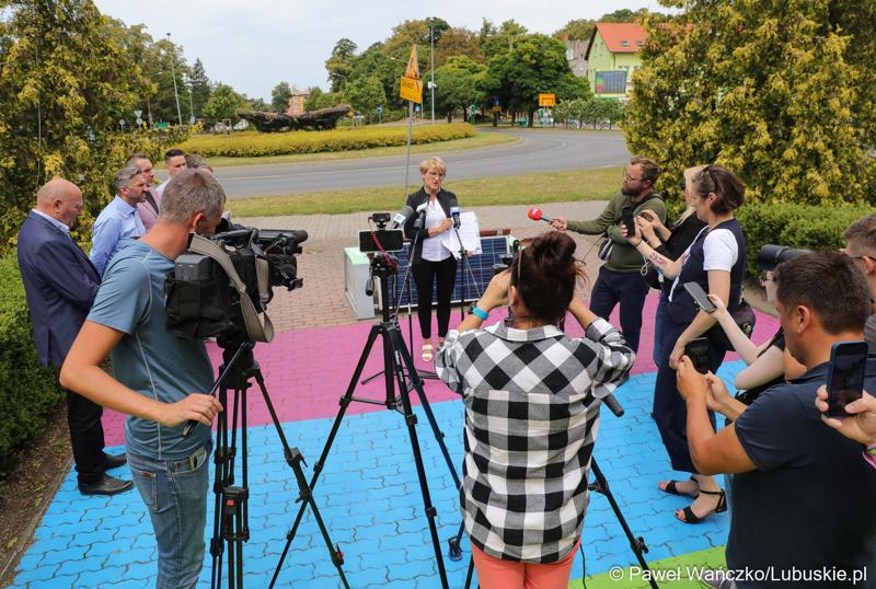 Uczestnicy konferencji prasowej dotyczącej groźnego pożaru hali z toksycznymi odpadami w Zielonej Górze Przylepie. Przy mikrofonie Marszałek Województwa Lubuskiego Elżbieta Anna Polak