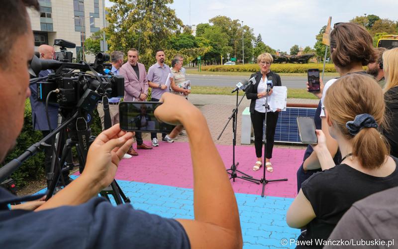Uczestnicy konferencji prasowej dotyczącej groźnego pożaru hali z toksycznymi odpadami w Zielonej Górze Przylepie. Przy mikrofonie Marszałek Województwa Lubuskiego Elżbieta Anna Polak