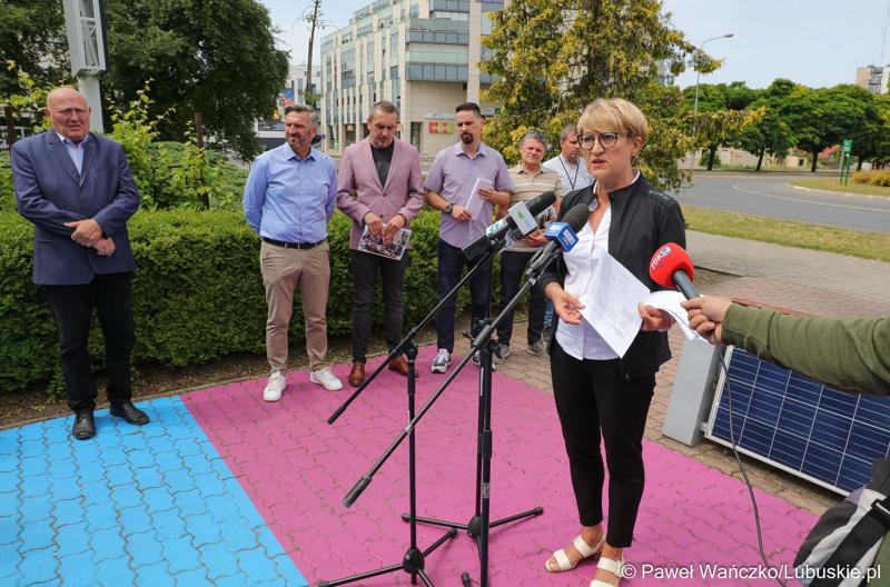 Uczestnicy konferencji prasowej dotyczącej groźnego pożaru hali z toksycznymi odpadami w Zielonej Górze Przylepie. Przy mikrofonie Marszałek Województwa Lubuskiego Elżbieta Anna Polak. Z tyłu stoją (od lewej): Przewodniczący Sejmiku Województwa Lubuskiego Wacław Maciuszonek, poseł na Sejm RP Waldemar Sługocki oraz zielonogórscy radni Marcin Pabierowski, Sławomir Kotylak i Janusz Rewers.