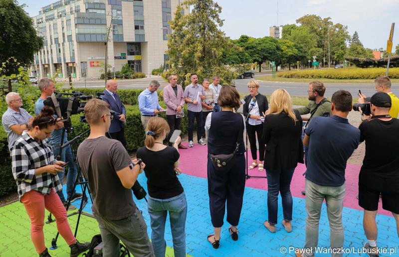 Uczestnicy konferencji prasowej dotyczącej groźnego pożaru hali z toksycznymi odpadami w Zielonej Górze Przylepie. Przy mikrofonie Marszałek Województwa Lubuskiego Elżbieta Anna Polak
