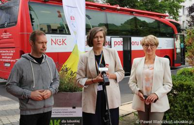 Briefing prasowy rozpoczynający akcję zbiórki krwi przed urzędem marszałkowskim w Zielonej Górze