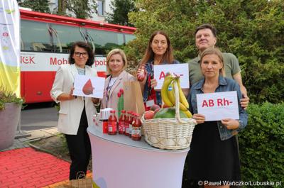 Pracownicy departamentu zdrowia UMWL podczas akcji zbiórki krwi przed urzędem marszałkowskim w Zielonej Górze