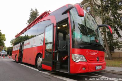Krwiobus przed Urzędem Marszałkowskim Województwa Lubuskiego w ZIelonej Górze