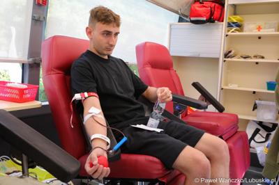 Akcja zbiórki krwi w krwiobusie przed urzędem marszałkowskim w Zielonej Górze