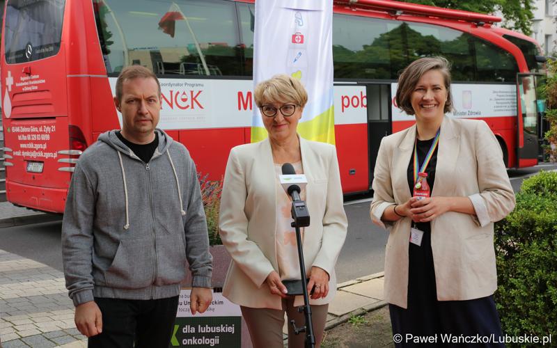 Briefing prasowy rozpoczynający akcję zbiórki krwi przed urzędem marszałkowskim w Zielonej Górze