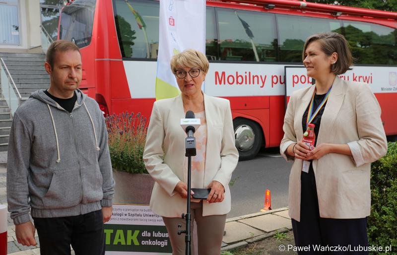 Briefing prasowy rozpoczynający akcję zbiórki krwi przed urzędem marszałkowskim w Zielonej Górze