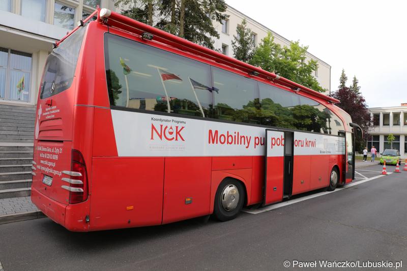 Krwiobus przed Urzędem Marszałkowskim Województwa Lubuskiego w ZIelonej Górze