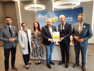 26 lipca 2023 r. Gminny Ośrodek Kultury w Kłodawie. Podpisanie umów z gminami na północy województwa na dofinansowanie na zadania własne z zakresu ochrony przeciwpożarowej. 