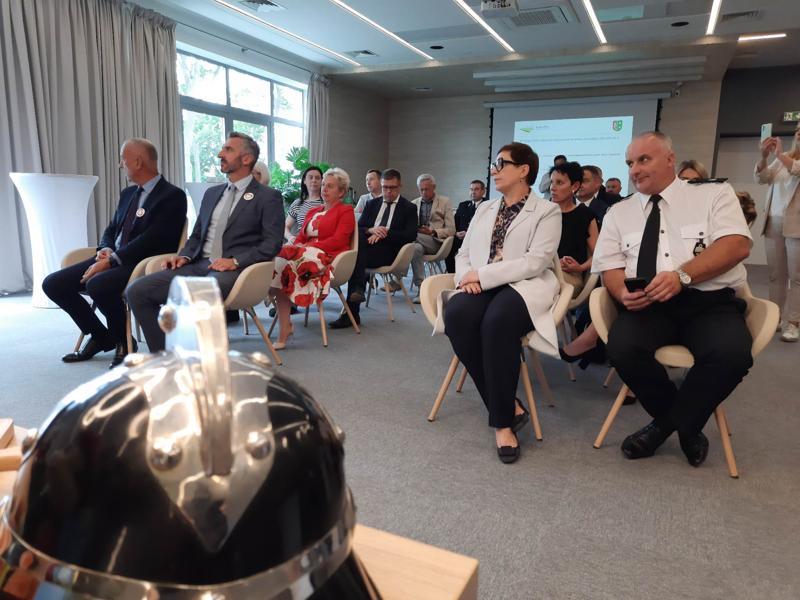 26 lipca 2023 r. Gminny Ośrodek Kultury w Kłodawie. Podpisanie umów z gminami na północy województwa na dofinansowanie na zadania własne z zakresu ochrony przeciwpożarowej.