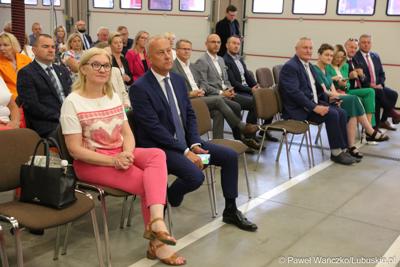Na pierwszym planie radna woj. lubuskiego Małgorzata Paluch-Słowińska oraz członek zarządu województwa lubuskiego Marcin Jabłoński. Z tyłu przedstawiciele gmin, które otrzymają dofinansowanie na zadania własne z zakresu ochrony przeciwpożarowej.