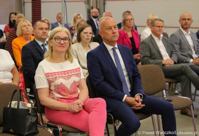 Na pierwszym planie radna woj. lubuskiego Małgorzata Paluch-Słowińska oraz członek zarządu województwa lubuskiego Marcin Jabłoński. Z tyłu przedstawiciele gmin, które otrzymają dofinansowanie na zadania własne z zakresu ochrony przeciwpożarowej.